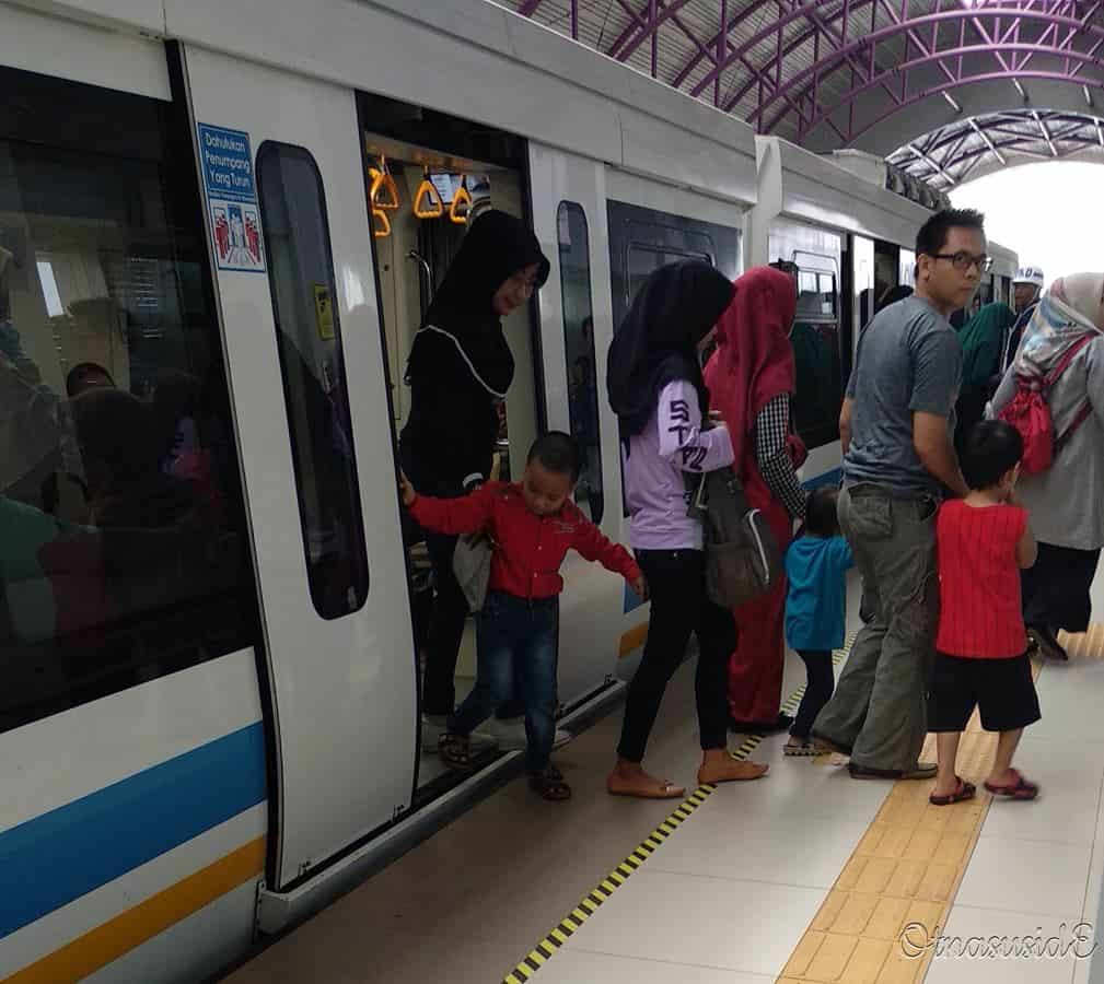 Tunggu Hingga Penumpang LRT Sebelumnya Keluar