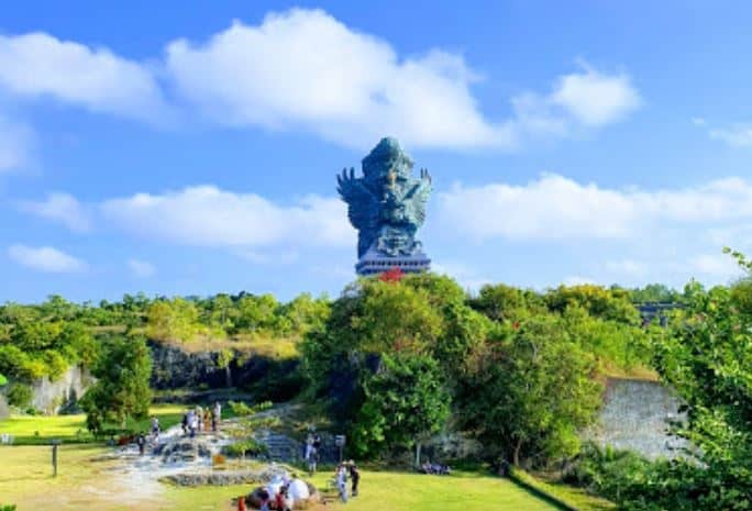 tempat wisata di uluwatu garuda wisnu kencana