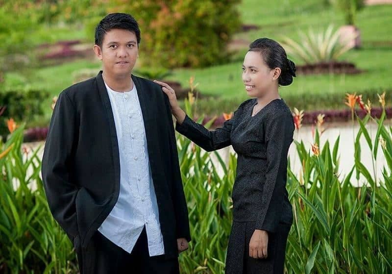 Baju Lengan Panjang dan Kebaya Hitam Gereja
