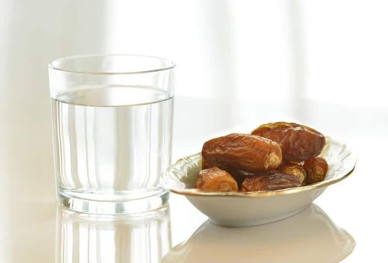 Bawa Air Putih dan Kurma di Tas