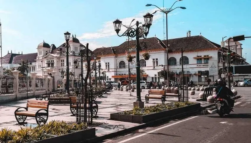 Pergi ke tempat wisata gratis atau murah