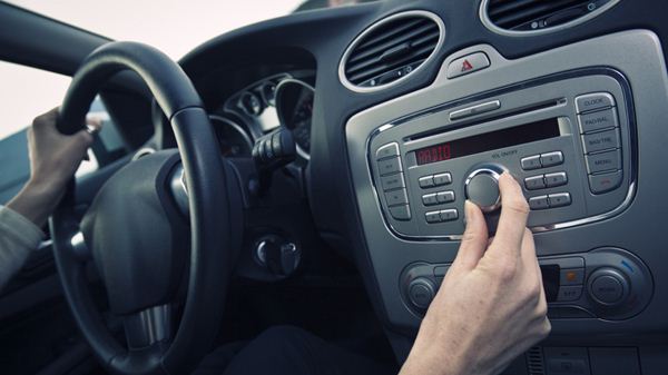 Matikan musik atau radio di dalam mobil