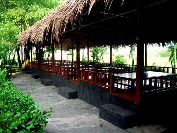 Rumah makan saung bambu