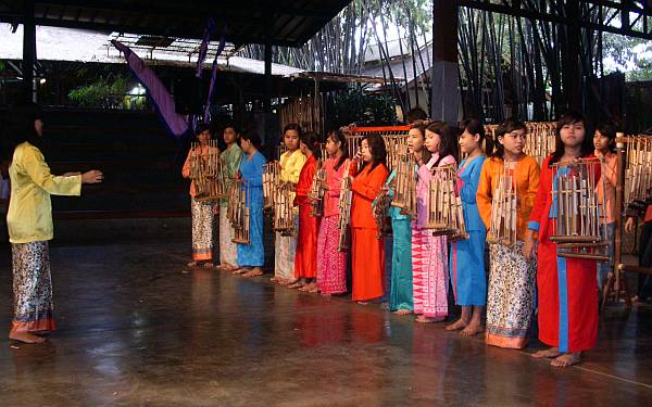 tempat wisata anak di bandung Saung Angklung Udjo