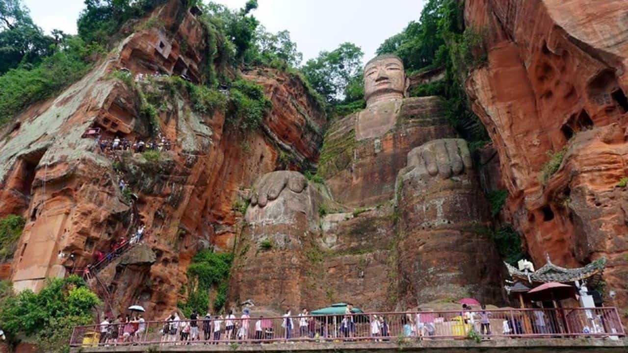 Patung Buddha Raksasa Leshan - Sichuan