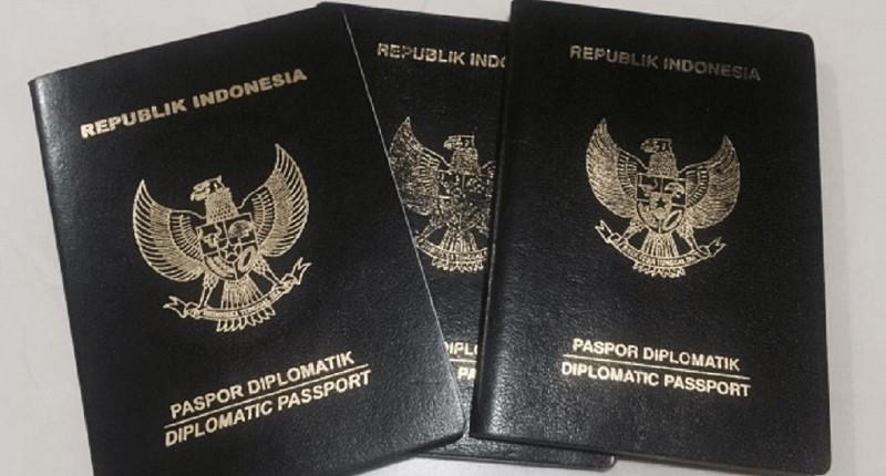 Paspor Diplomatik berwarna Hitam