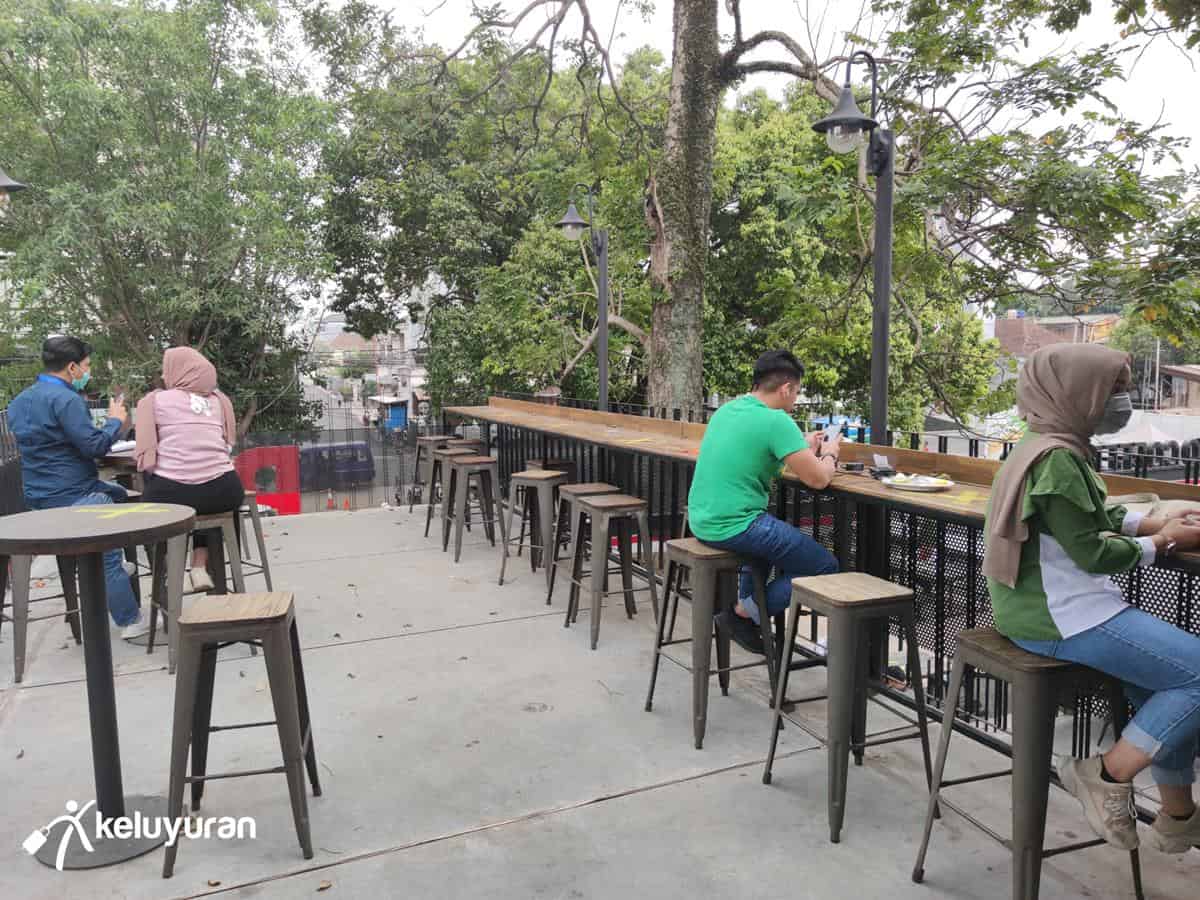 review loko coffee shop_balkon (Copy)