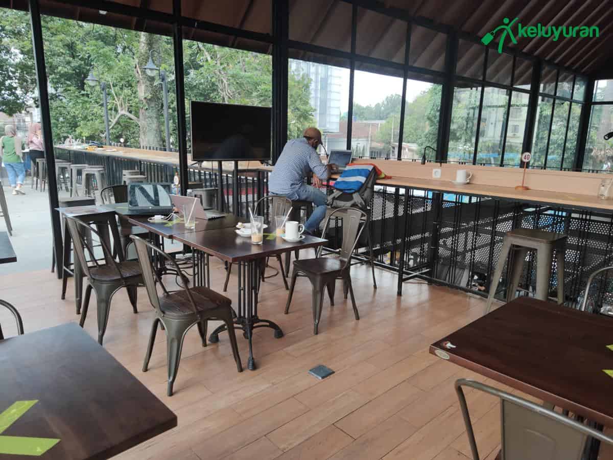 review loko coffee shop_suasana 2 (Copy)