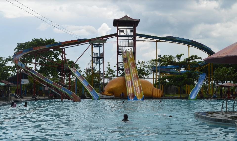 Taman Wisata Tirtonirmolo Waterpark