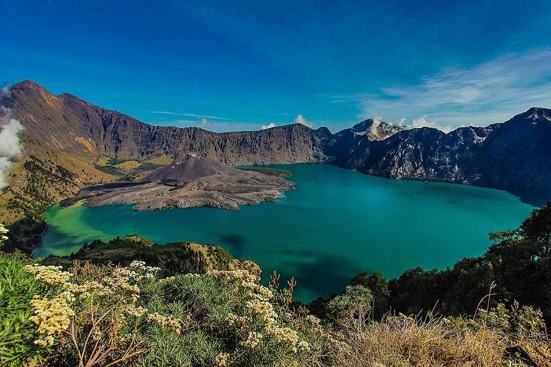 Danau Segara Anak – Nusa Tenggara Barat (2.010 mdpl)