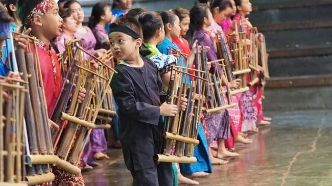 10 Alat Musik Jawa Barat yang Unik & Kaya Akan Nilai Budaya 1
