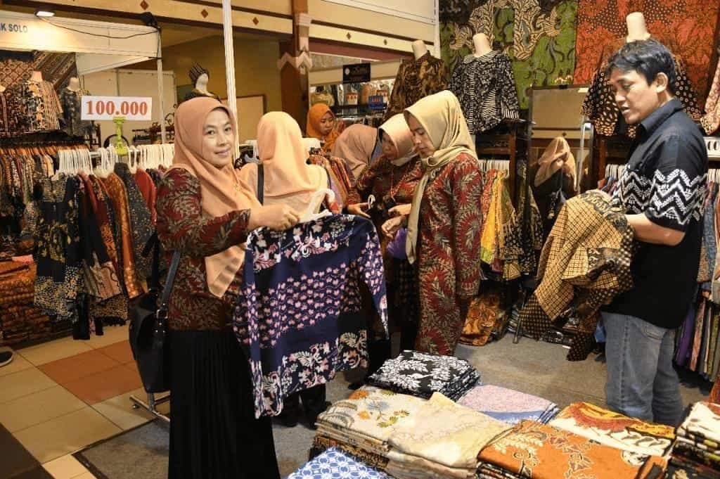 10 Rekomendasi Toko Batik Di Bandung Yang Wajib Dikunjungi