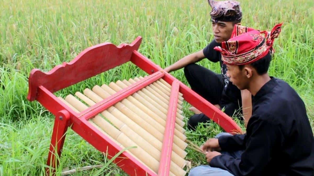 Angklung provinsi tradisional instrumen berasal dari Pengertian Alat