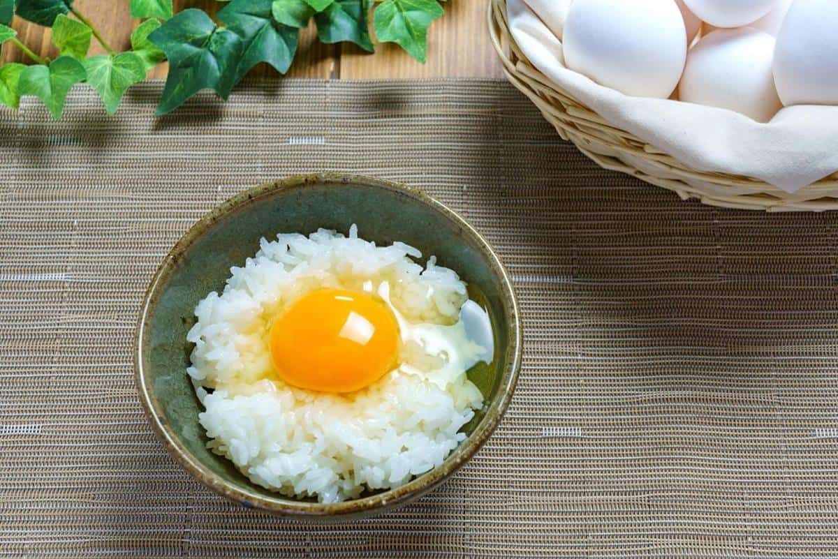 Sarapan Telur Mentah dan Nasi
