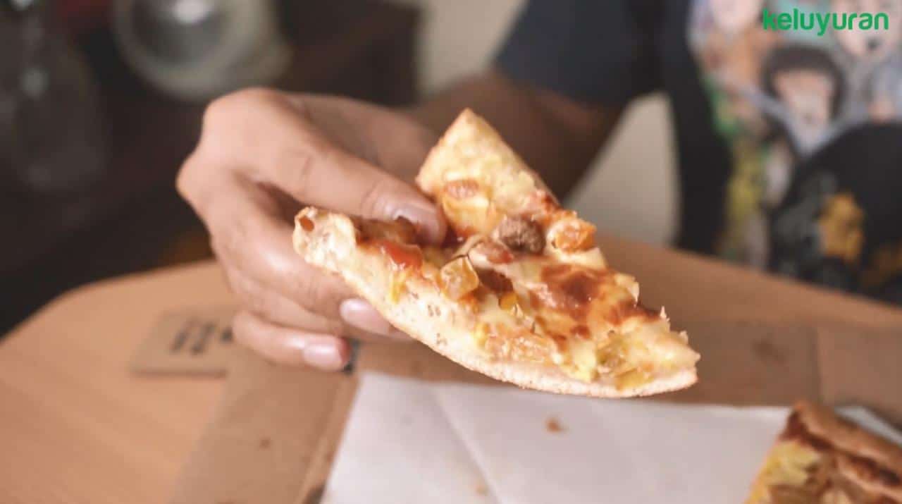cara makan pizza 3