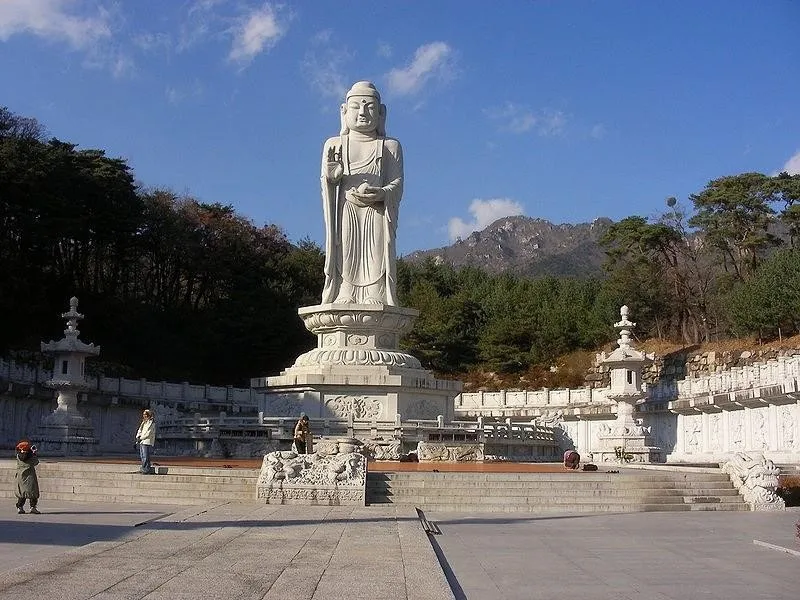 Patung Buddha di Kuil Donghwasa