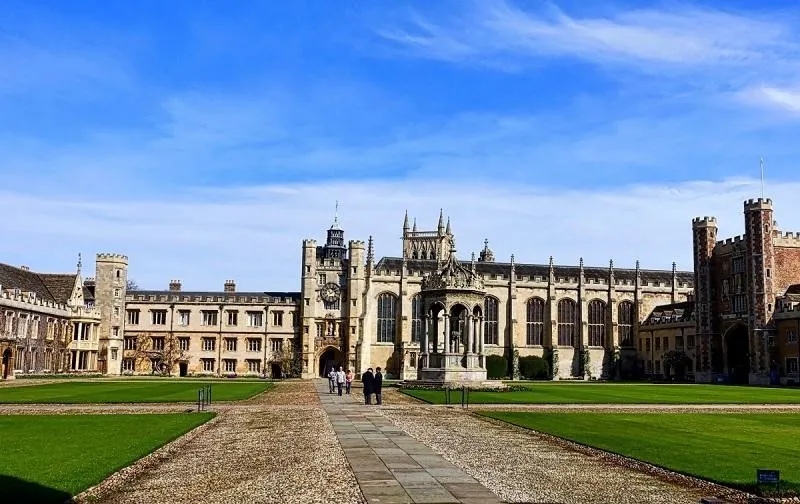  Universitas Cambridge