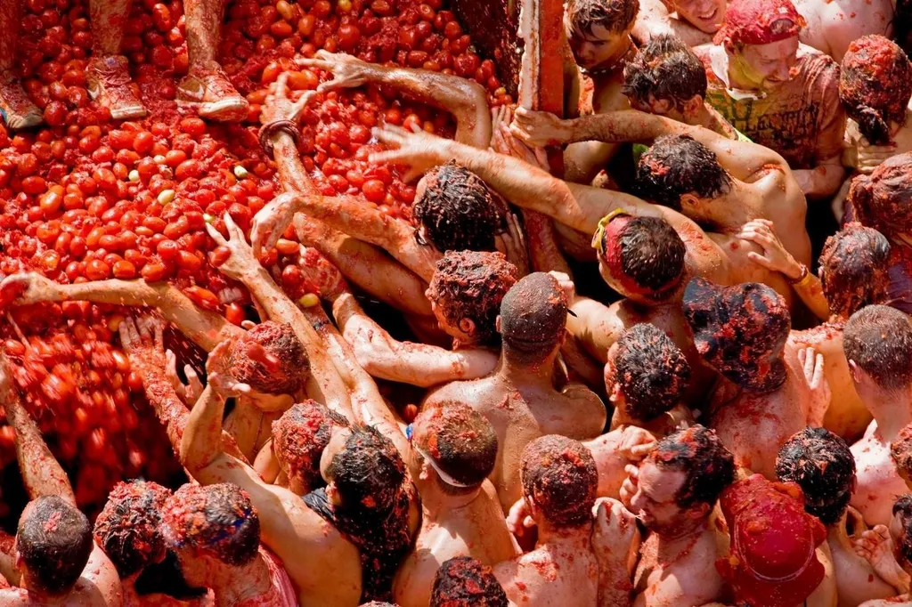 Tradisi melempar tomat