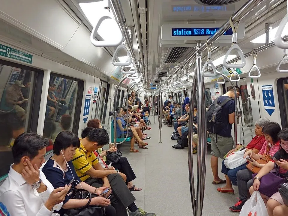 Hemat dengan MRT atau Berjalan Kaki